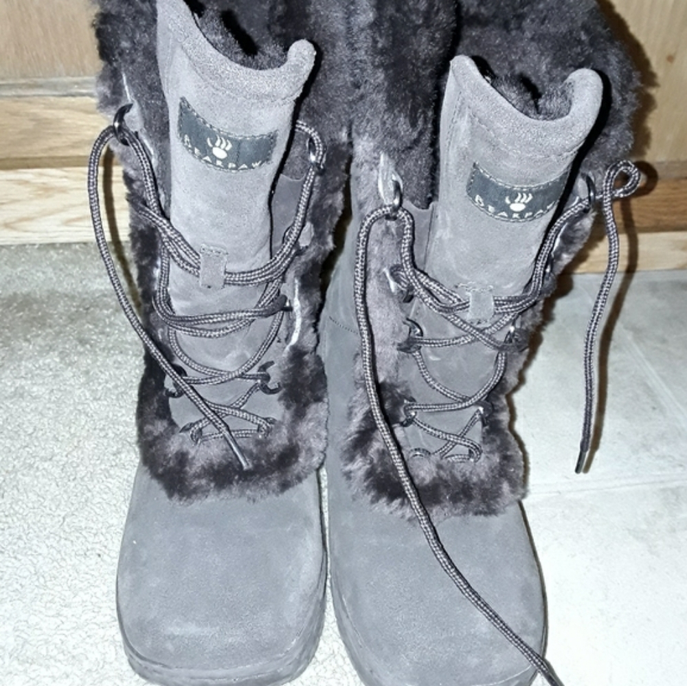 Nwot BearPaw lace up BearPaw 9